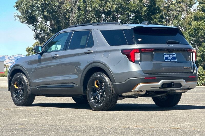 Ford Explorer Vehicle Full-screen Gallery Image 05