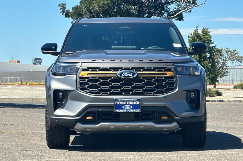 Ford Explorer Vehicle Full-screen Gallery Image 08