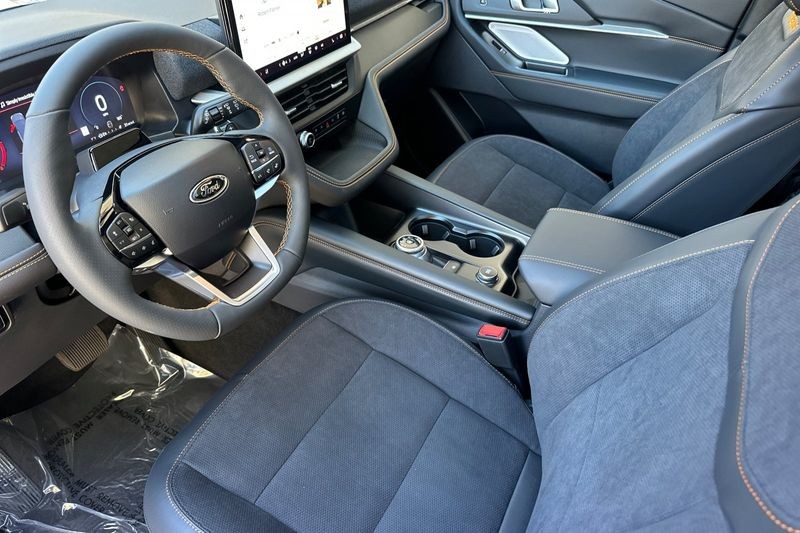 Ford Explorer Vehicle Full-screen Gallery Image 09