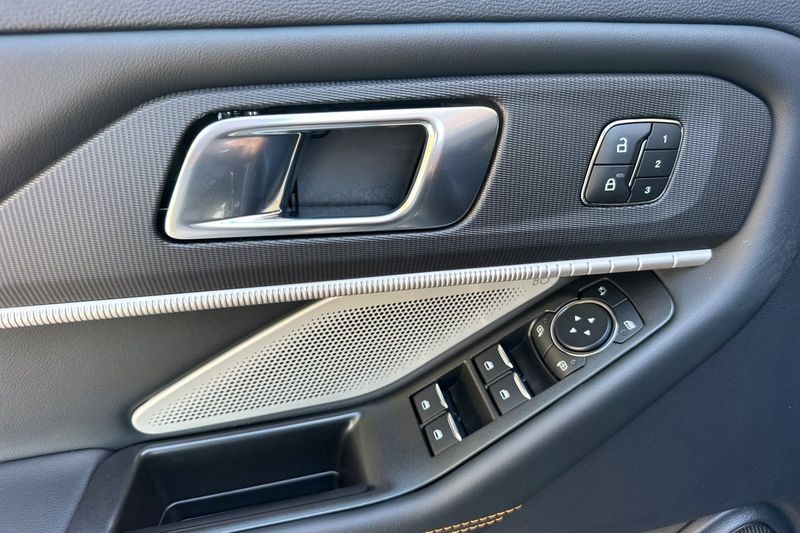 Ford Explorer Vehicle Full-screen Gallery Image 10