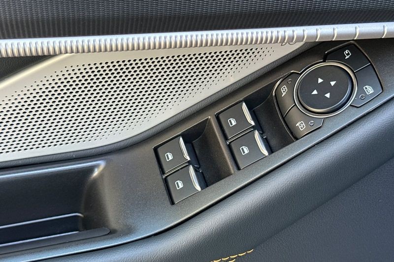 Ford Explorer Vehicle Full-screen Gallery Image 11