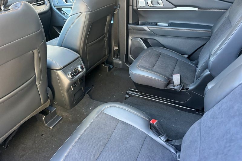 Ford Explorer Vehicle Full-screen Gallery Image 12