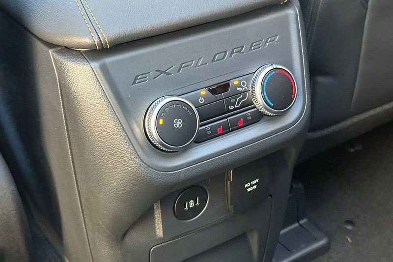Ford Explorer Vehicle Full-screen Gallery Image 13