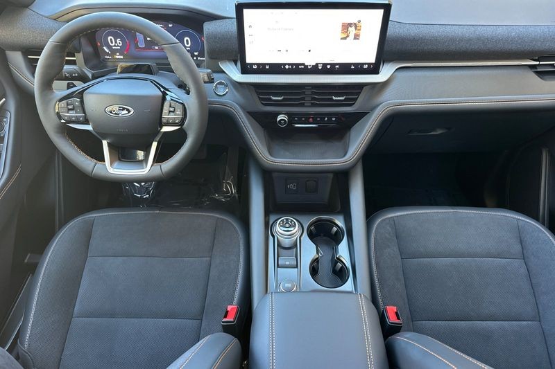 Ford Explorer Vehicle Full-screen Gallery Image 14