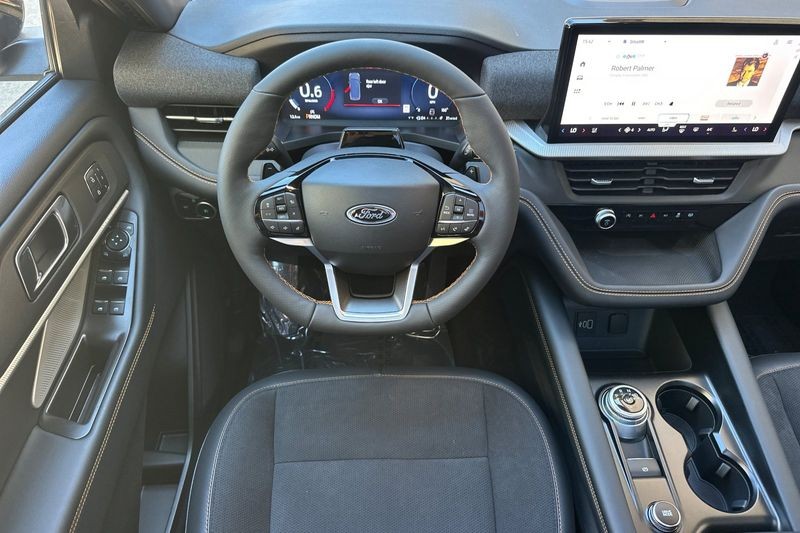 Ford Explorer Vehicle Full-screen Gallery Image 15