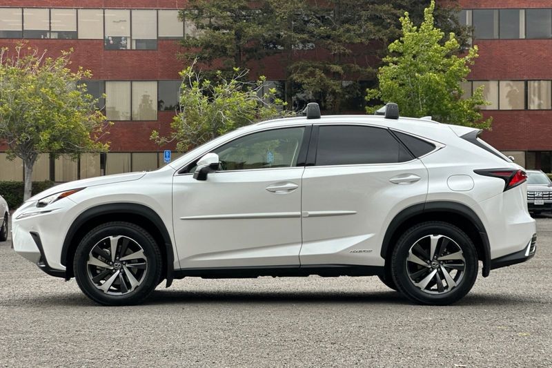Lexus NX Vehicle Full-screen Gallery Image 07