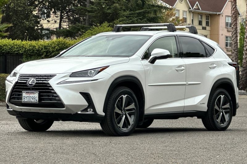 Lexus NX Vehicle Full-screen Gallery Image 08