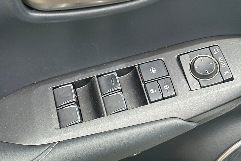 Lexus NX Vehicle Full-screen Gallery Image 12