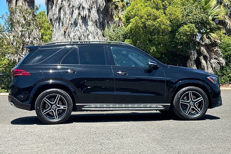 Mercedes-Benz GLE Vehicle Full-screen Gallery Image 02