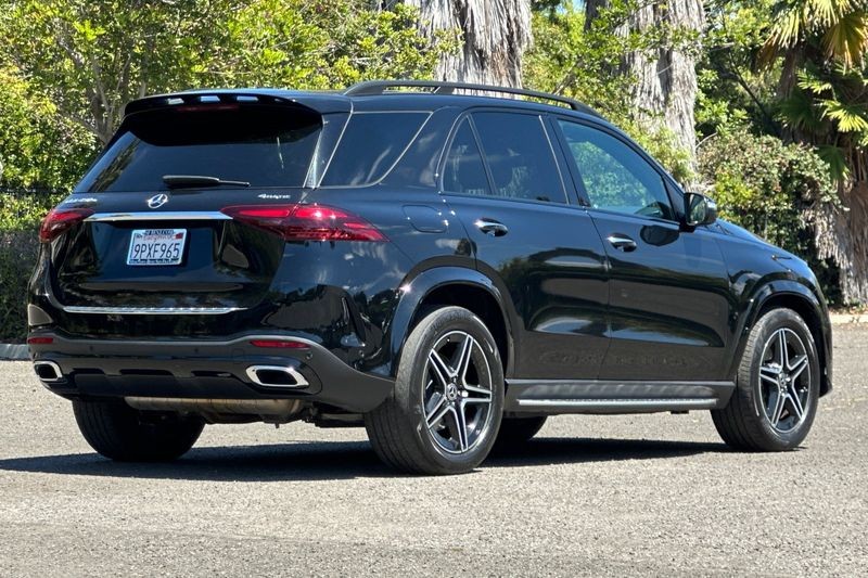 Mercedes-Benz GLE Vehicle Full-screen Gallery Image 03