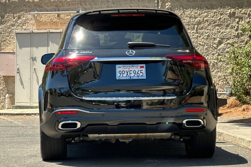 Mercedes-Benz GLE Vehicle Full-screen Gallery Image 04