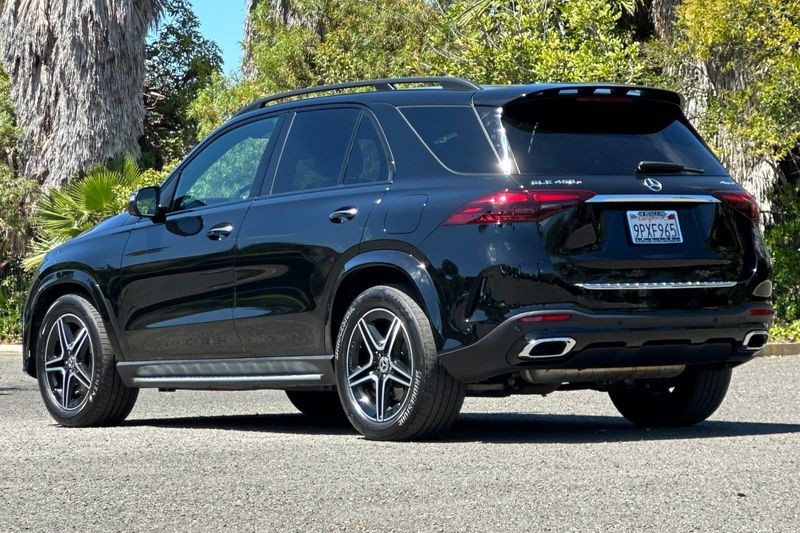 Mercedes-Benz GLE Vehicle Full-screen Gallery Image 05