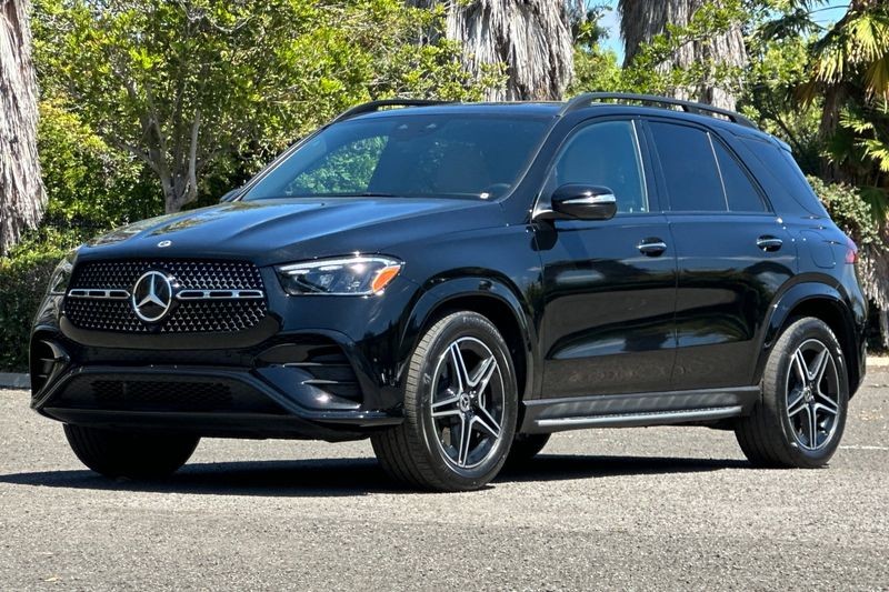 Mercedes-Benz GLE Vehicle Full-screen Gallery Image 08