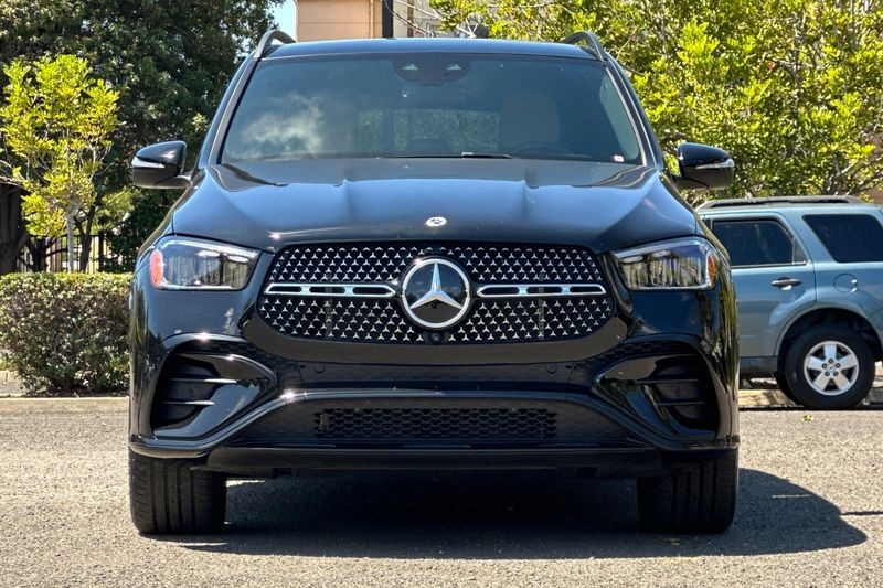 Mercedes-Benz GLE Vehicle Full-screen Gallery Image 09