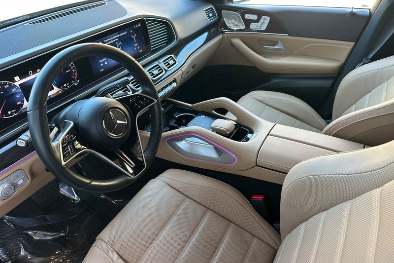 Mercedes-Benz GLE Vehicle Full-screen Gallery Image 10