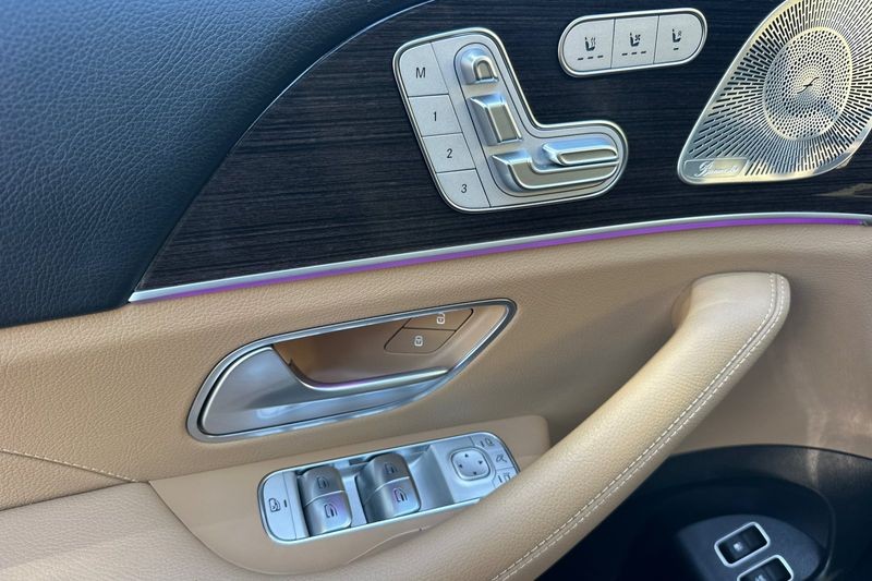 Mercedes-Benz GLE Vehicle Full-screen Gallery Image 11