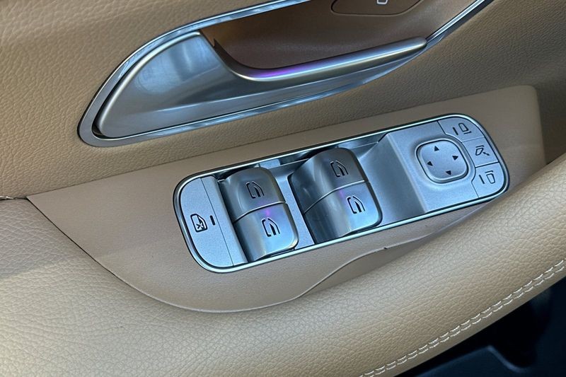 Mercedes-Benz GLE Vehicle Full-screen Gallery Image 12