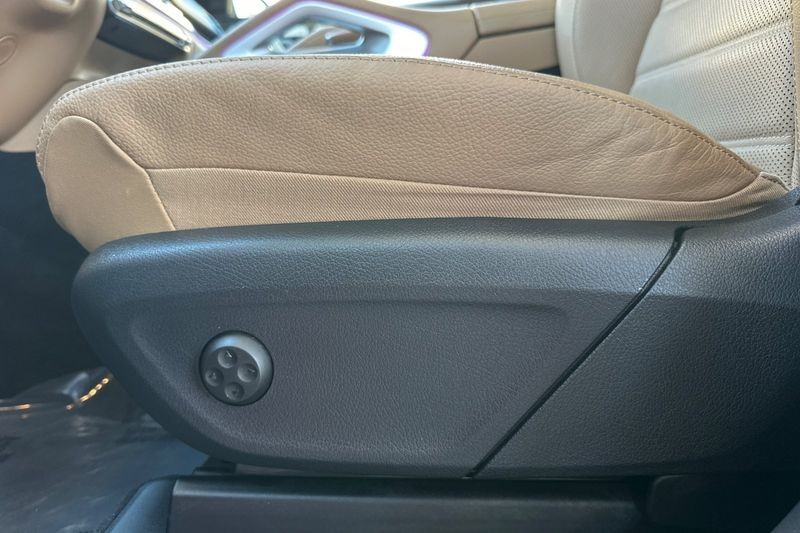 Mercedes-Benz GLE Vehicle Full-screen Gallery Image 13