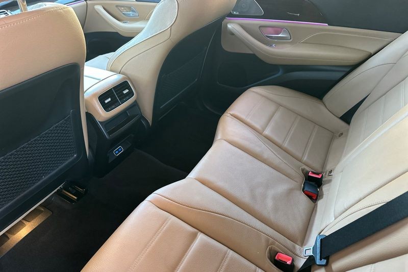 Mercedes-Benz GLE Vehicle Full-screen Gallery Image 14