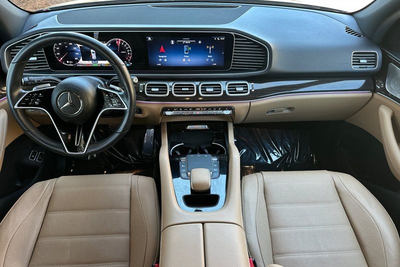 Mercedes-Benz GLE Vehicle Full-screen Gallery Image 15