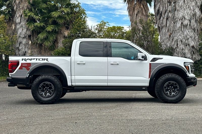Ford F-150 Vehicle Full-screen Gallery Image 02