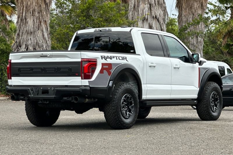 Ford F-150 Vehicle Full-screen Gallery Image 03