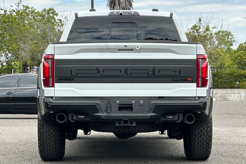 Ford F-150 Vehicle Full-screen Gallery Image 04