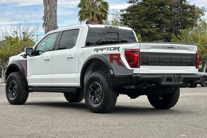 Ford F-150 Vehicle Full-screen Gallery Image 05
