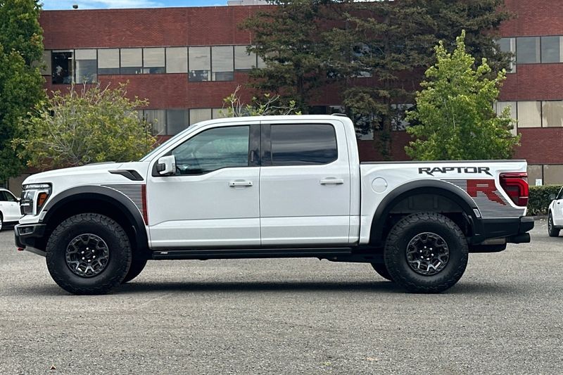 Ford F-150 Vehicle Full-screen Gallery Image 07