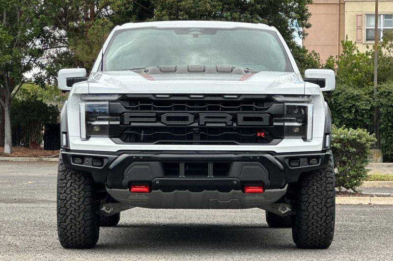 Ford F-150 Vehicle Full-screen Gallery Image 09