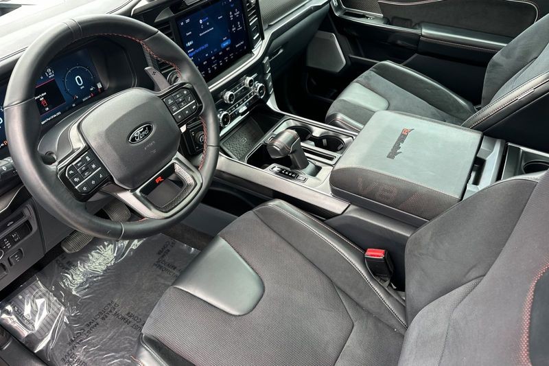 Ford F-150 Vehicle Full-screen Gallery Image 10