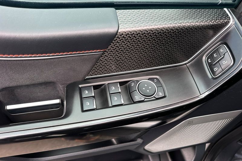 Ford F-150 Vehicle Full-screen Gallery Image 11