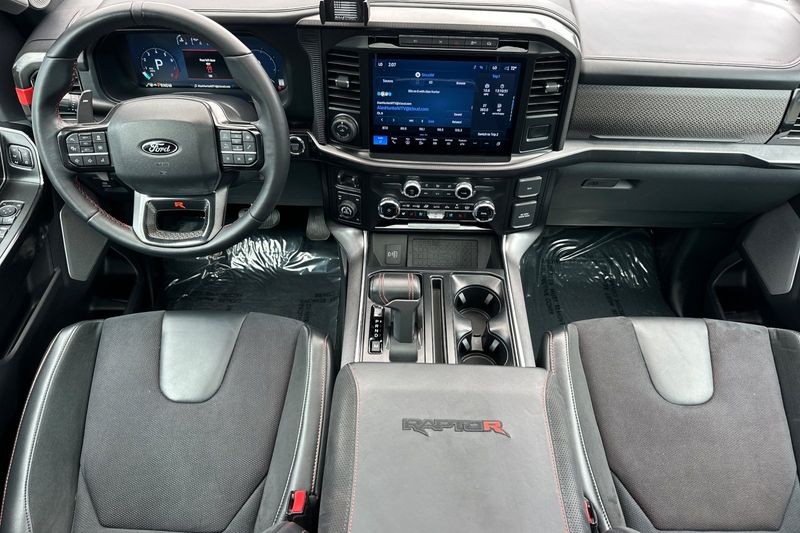 Ford F-150 Vehicle Full-screen Gallery Image 15