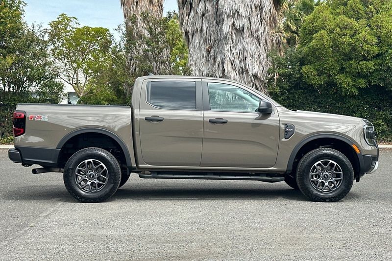 Ford Ranger Vehicle Full-screen Gallery Image 02