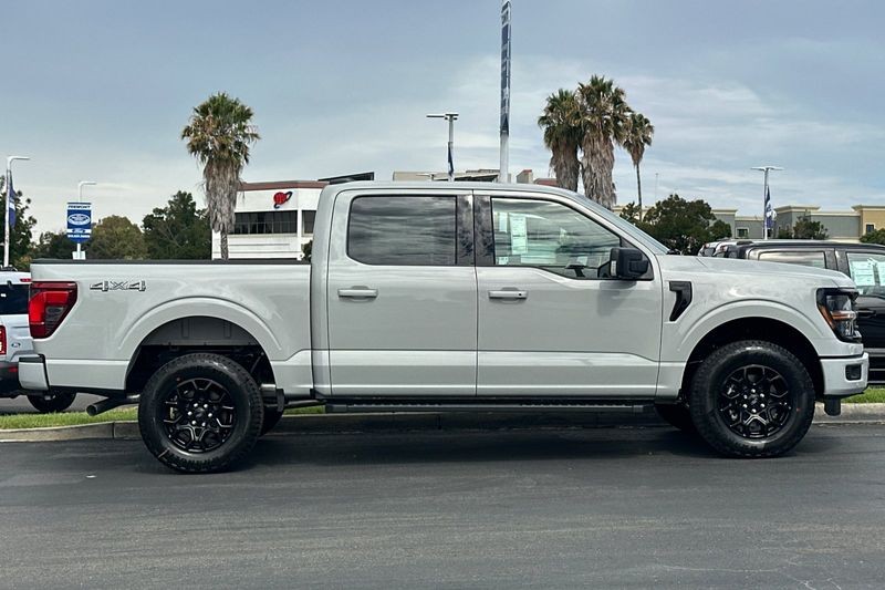 Ford F-150 Vehicle Full-screen Gallery Image 02