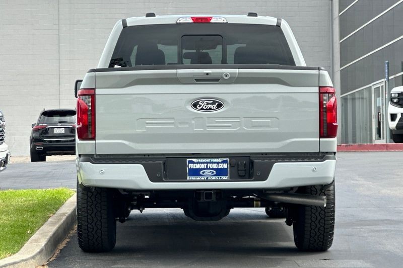Ford F-150 Vehicle Full-screen Gallery Image 04