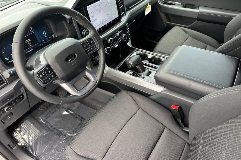 Ford F-150 Vehicle Full-screen Gallery Image 09