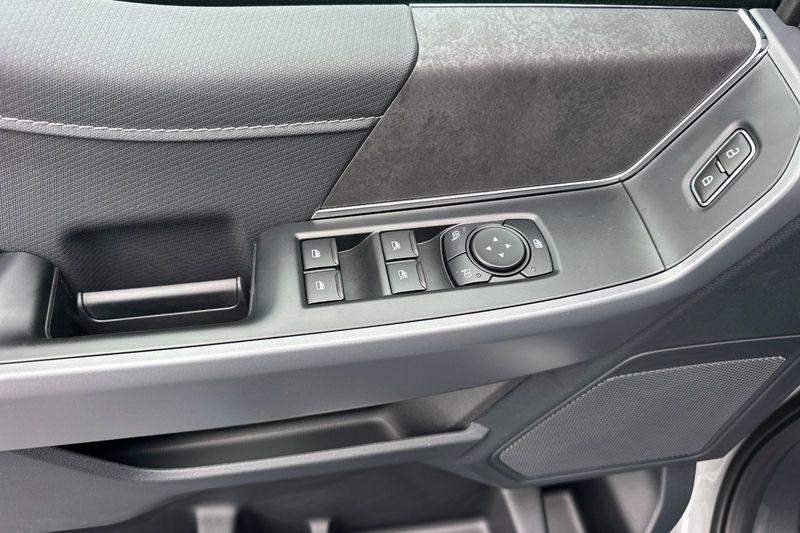 Ford F-150 Vehicle Full-screen Gallery Image 10