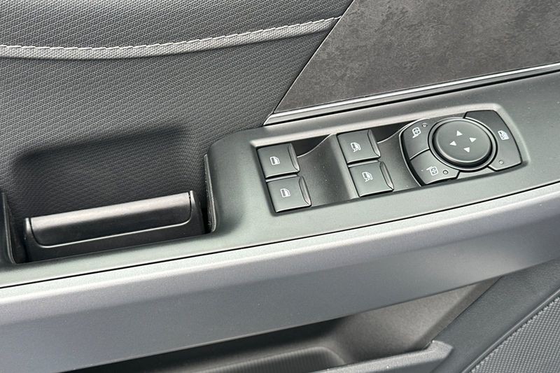 Ford F-150 Vehicle Full-screen Gallery Image 11