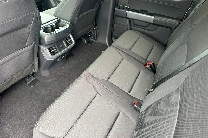 Ford F-150 Vehicle Full-screen Gallery Image 12
