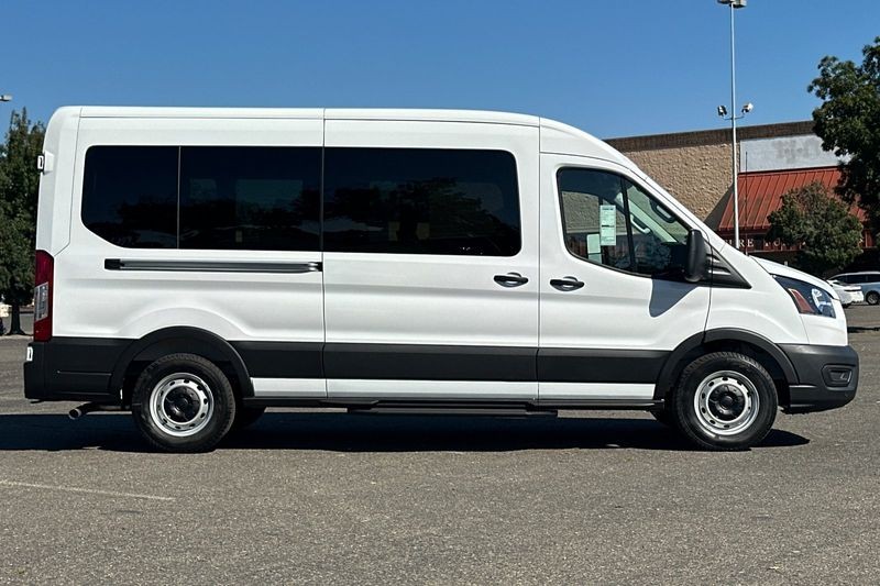 Ford Transit-350 Vehicle Full-screen Gallery Image 02