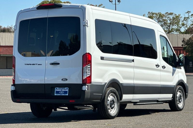 Ford Transit-350 Vehicle Full-screen Gallery Image 03