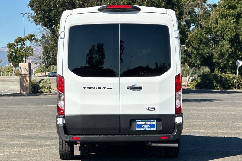 Ford Transit-350 Vehicle Full-screen Gallery Image 04