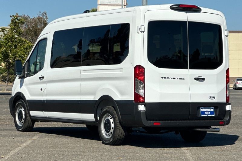 Ford Transit-350 Vehicle Full-screen Gallery Image 05