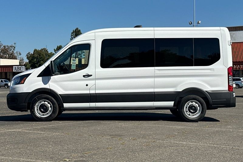 Ford Transit-350 Vehicle Full-screen Gallery Image 06