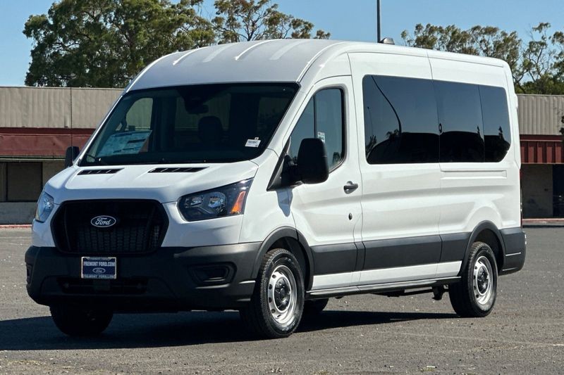 Ford Transit-350 Vehicle Full-screen Gallery Image 07
