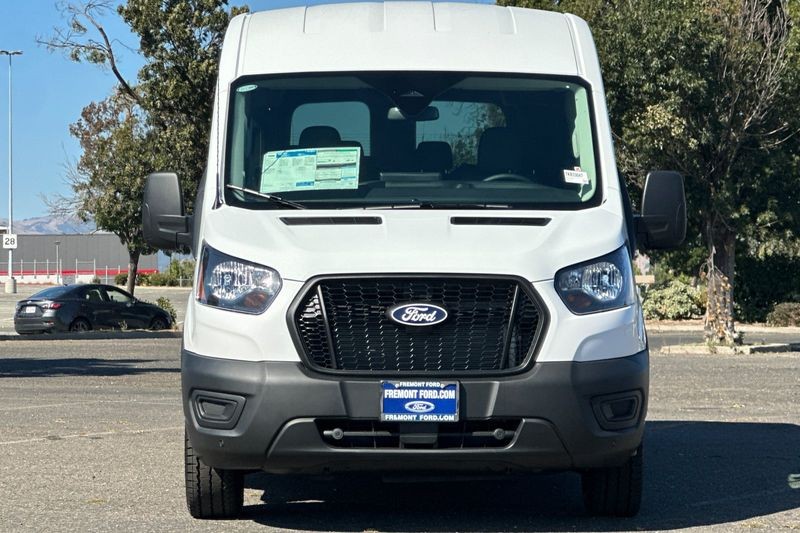 Ford Transit-350 Vehicle Full-screen Gallery Image 08