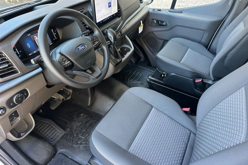 Ford Transit-350 Vehicle Full-screen Gallery Image 09