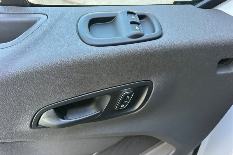 Ford Transit-350 Vehicle Full-screen Gallery Image 10
