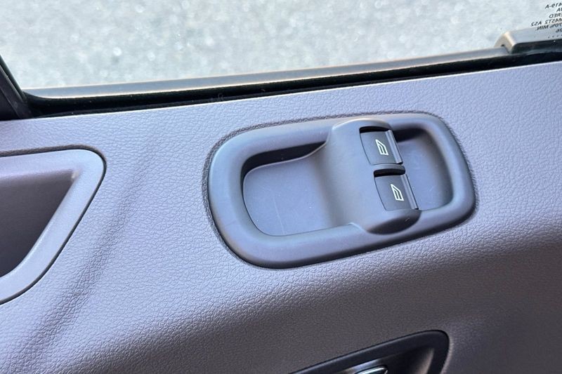 Ford Transit-350 Vehicle Full-screen Gallery Image 11